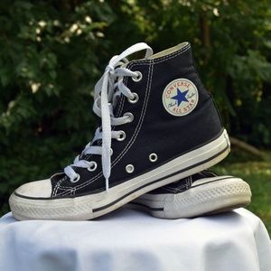 BLACK CHUCK TAYLORS